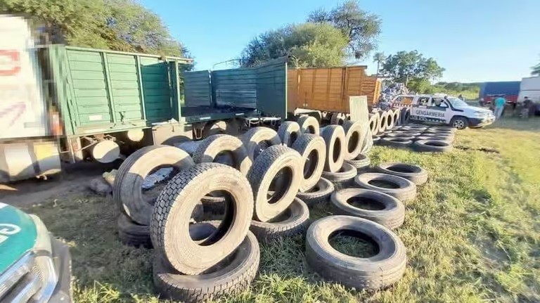 Crece el transporte ilegal en Rutas Nacionales: Gendarmes decomisan más de dos toneladas de porotos, maíz y soja y cubiertas de contrabando
