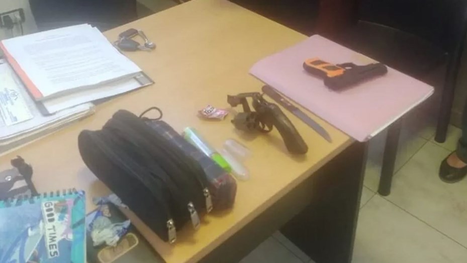 Misiones: un alumno de 14 años llevó un revólver y un cuchillo al colegio y lo mostró en redes