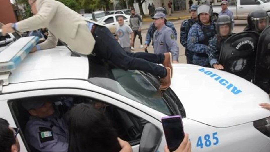 Chaco: concejal detenido por treparse a un patrullero en una protesta por despidos de estatales