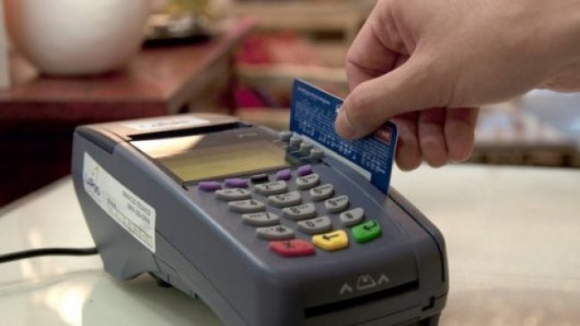 Solicitan denunciar a comercios que cobran recargos por pagos con tarjetas de débito y/o crédito en una sola cuota
