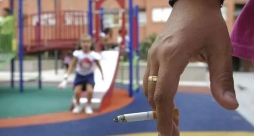Mendoza: prohíben fumar en plazas, parques y frente a escuelas