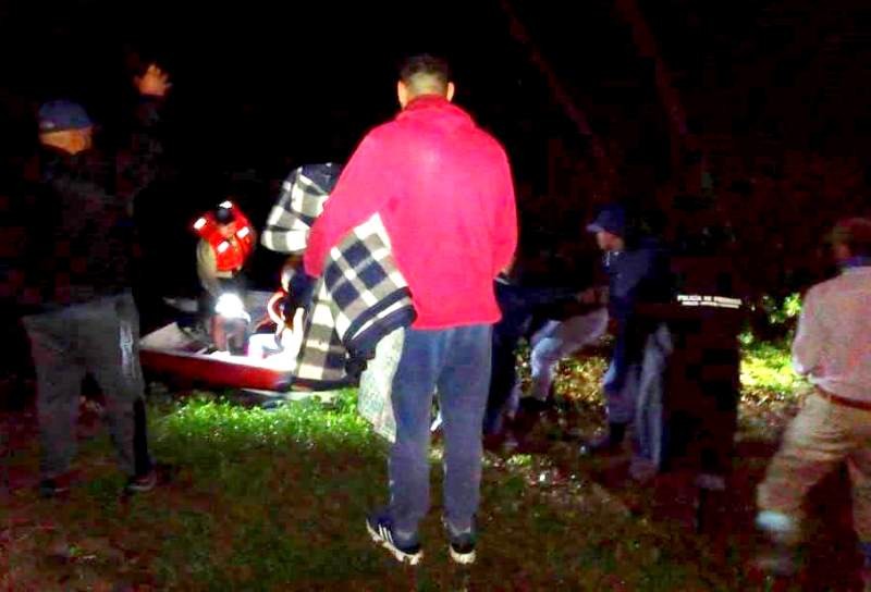 Cuatro personas fueron rescatados por los Bomberos que quedaron varadas en el Bañado La Estrella