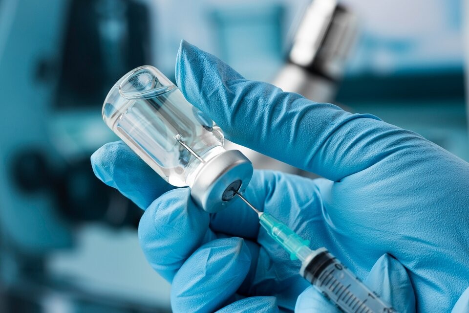 Desarrollan una vacuna que “reprograma” el sistema inmune de pacientes con cáncer