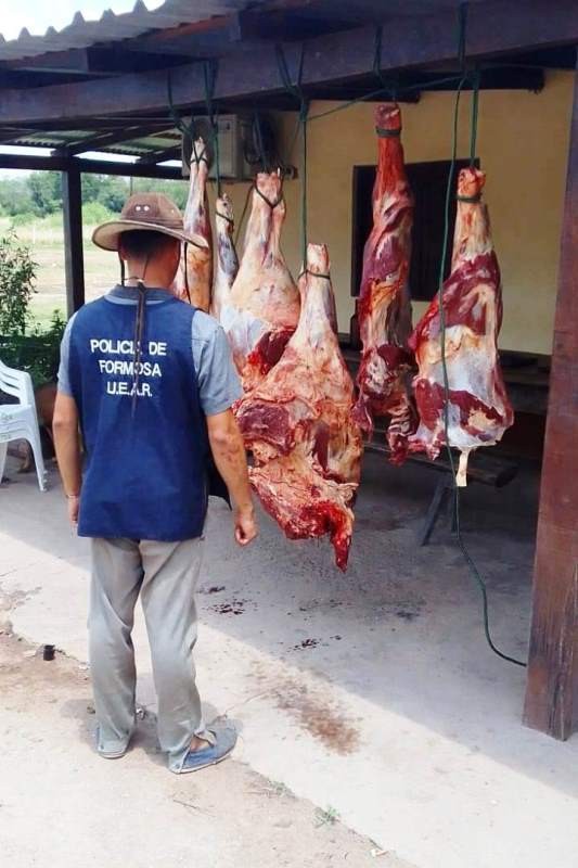 La Policía secuestró 340 kilos de carne vacuna transportada en una camioneta