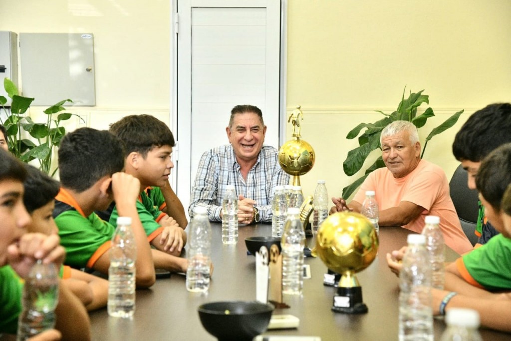 El equipo de fútbol que resultaron campeones en “El Argentinito” fueron recibidos por el Intendente Jorge Jofré 