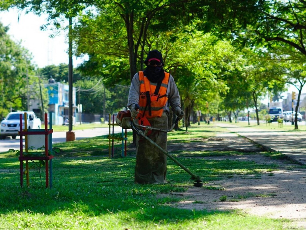 En todo el ejido urbano, la comuna profundiza las tareas de embellecimiento de paseos y espacios públicos 