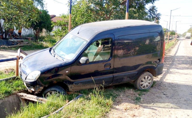  Clorinda: Robó un vehículo utilitario, chocó la baranda de la calle Roque Sáenz Peña