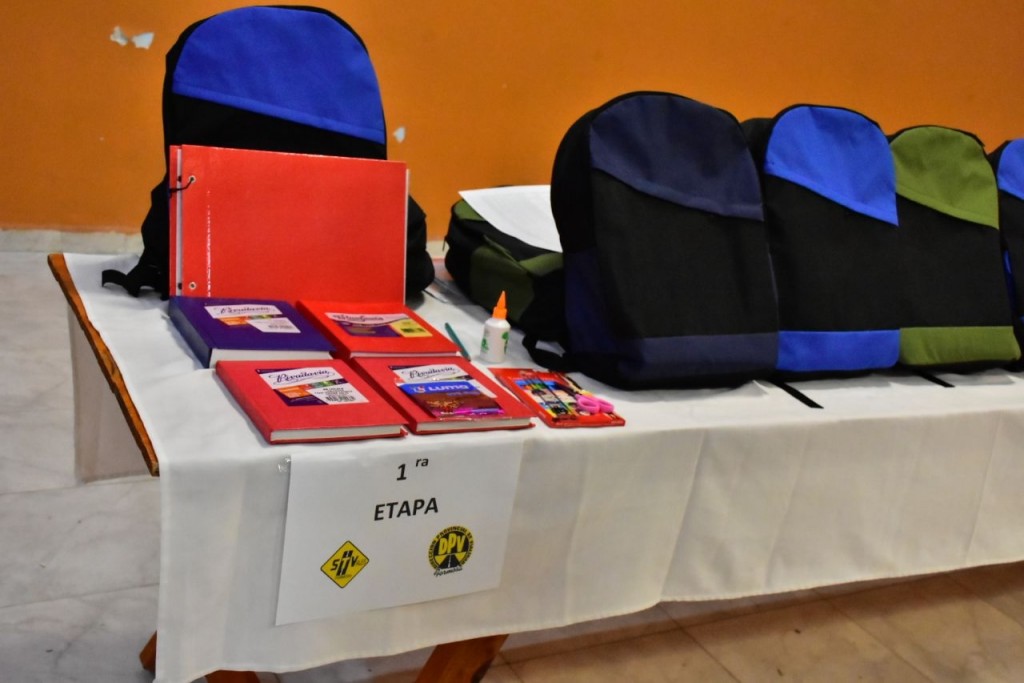 Entregaron más de 280 kits escolares a trabajadores viales
