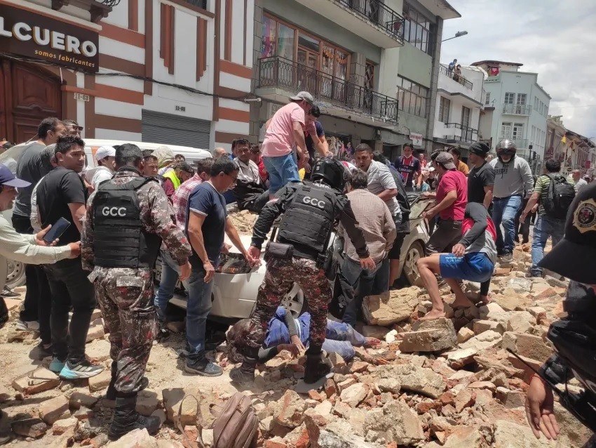 Al menos cuatro muertos en un sismo de magnitud 6,8 que sacudió el sur de Ecuador