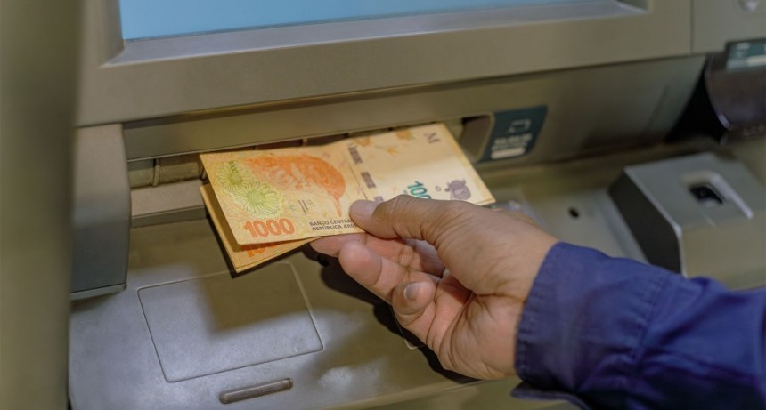 Se intimó a entidades bancarias y empresas de caudales a mantener con efectivo los cajeros en toda la provincia durante el fin de semana extralargo