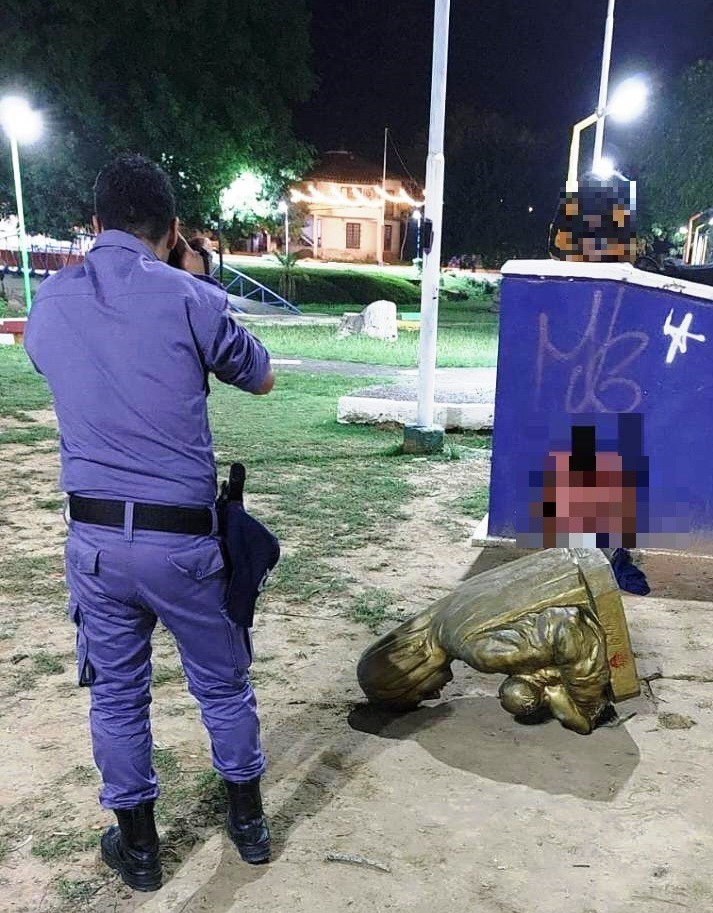 Clorinda: La Policía aprehendió a un hombre que intentó robar la estatua de la Plaza de la Madre