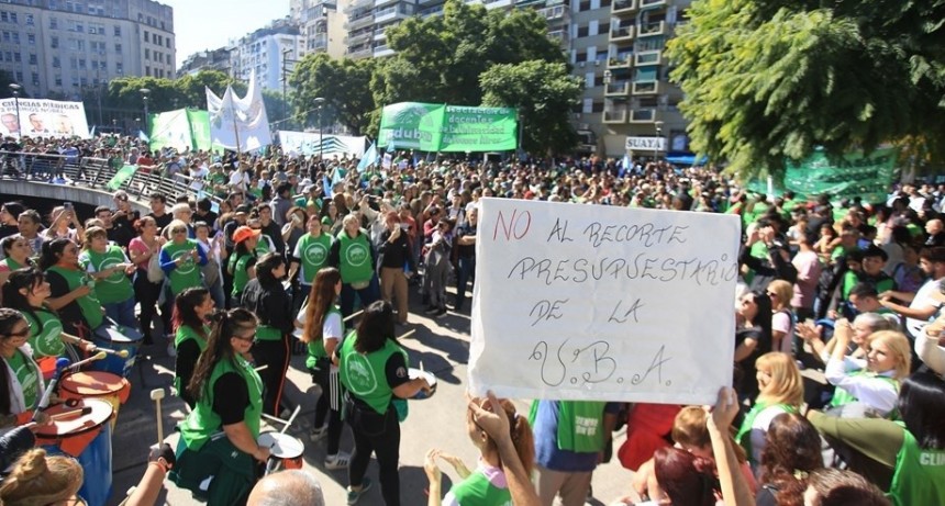Marcha por la universidad pública: miles de estudiantes se movilizan hacia la Plaza de Mayo