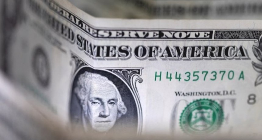 El dólar, tas las declaraciones de Caputo: el blue bajó cinco pesos y los financieros subieron levemente