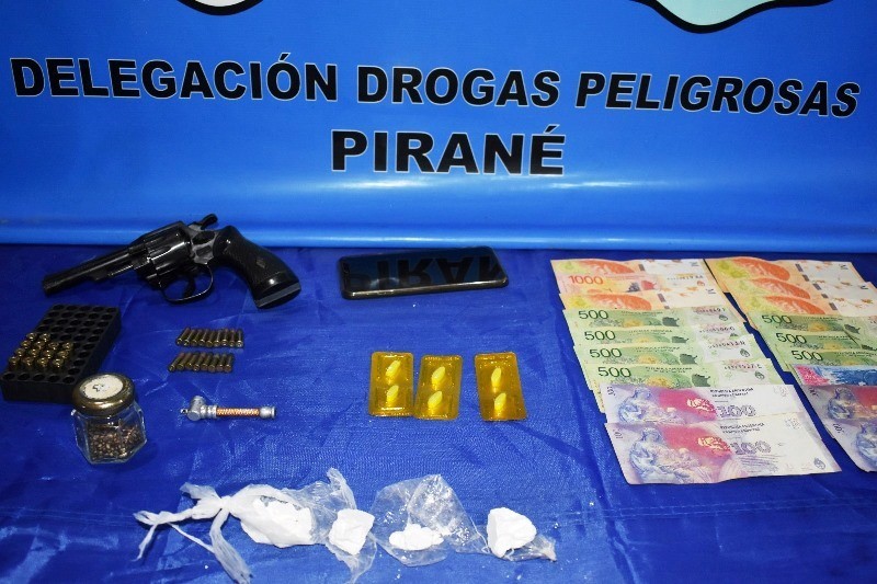 Tras la detención de un sexagenario, la policía allanó su casa y secuestró armas y objetos vinculados a la venta y distribución de drogas