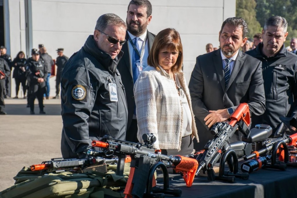 Patricia Bullrich presentó las nuevas armas no letales para la Policía de Seguridad Aeroportuaria