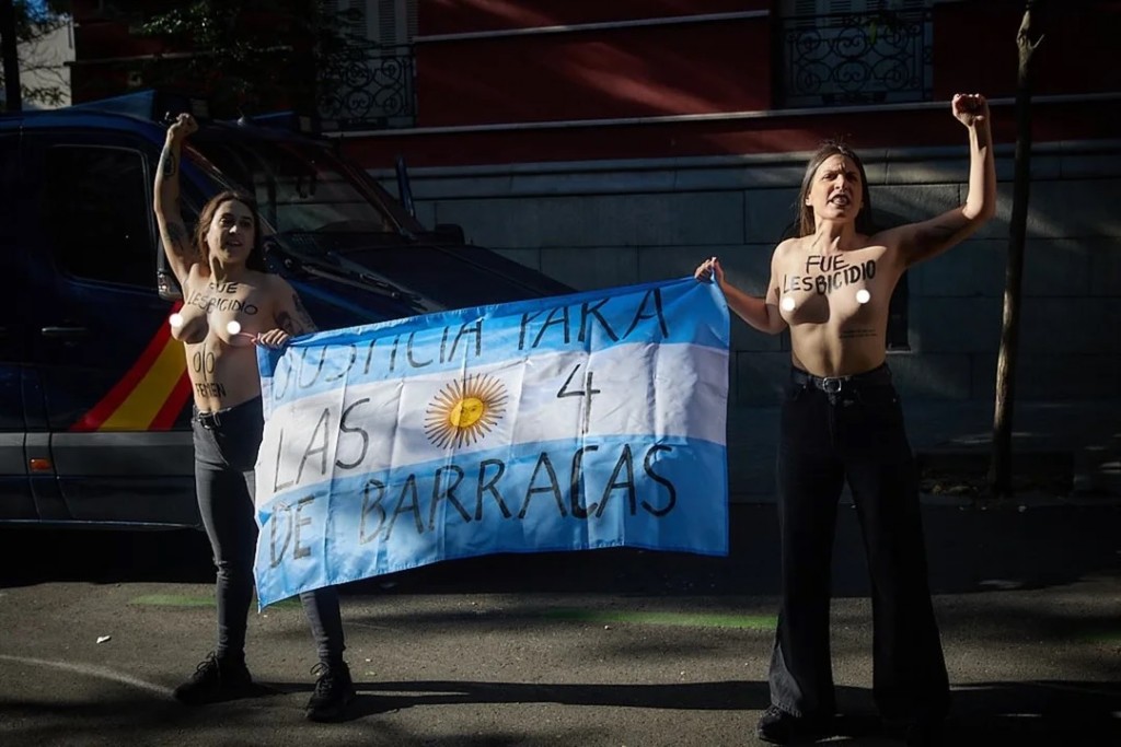Militantes feministas se desnudaron frente a la Embajada argentina en España para repudiar la presencia de Milei