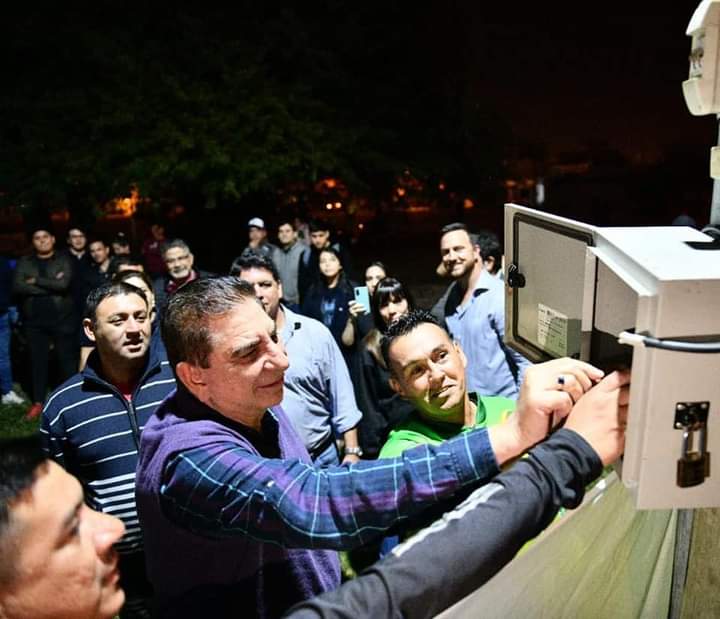 El intendente Jorge Jofré inauguró la luminaria  del club del barrio Evita