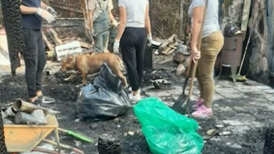 Un profesor perdió todo en un incendio y vive en una carpa: sus alumnos lo ayudan a reconstruir su hogar
