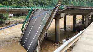  China: Impactante derrumbe de un puente deja al menos 12 muertos