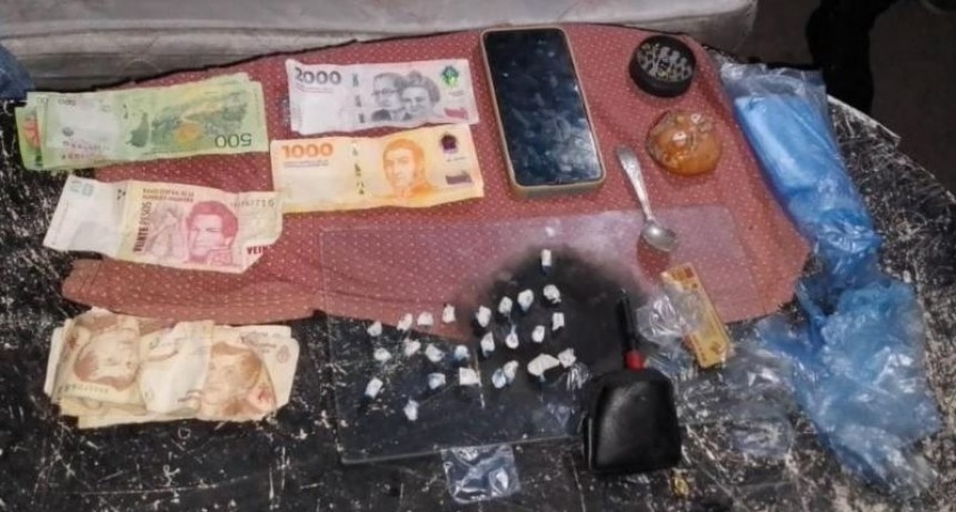 Por un robo, allanaron tres viviendas y encontraron 25 envoltorios de cocaína