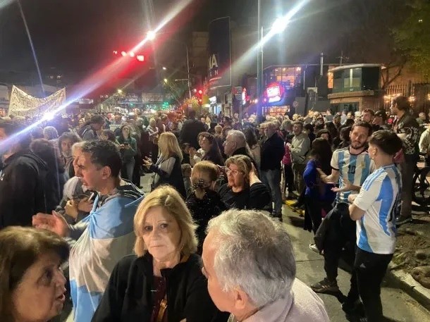 Jubilados se manifiestan en Olivos en contra del asado a los 