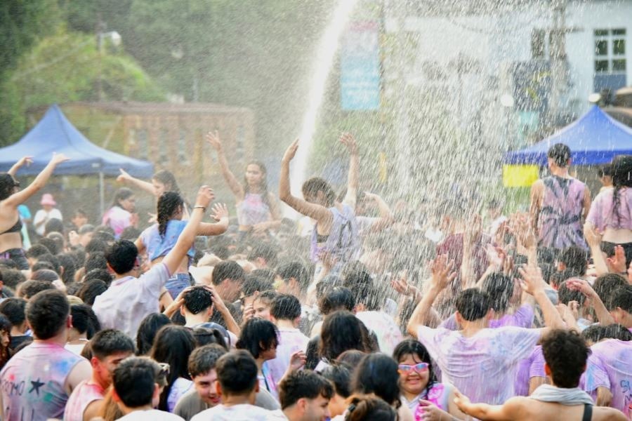 “Guerra de colores”: adolescentes de colegios secundarios celebraron la semana del estudiante en el playón municipal