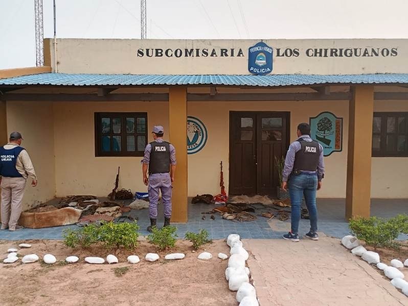 La Policía detuvoa dos hombres y dos mujeres, secuestró armas de fuego y varios elementos de faena