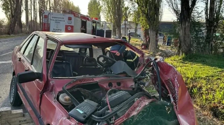 Mendoza: un hombre murió tras perder el control de su auto y chocar contra un colectivo