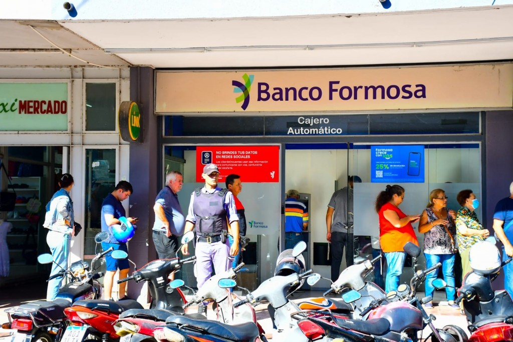 En inmediaciones a los bancos y cajeros automáticos, se puso en marcha un amplio operativo policial 