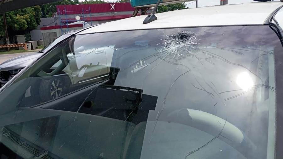 Desorden en el barrio Namqom: Dos detenidos, parabrisas del móvil policial dañada y secuestros de elementos contundentes